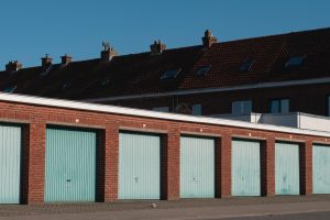 Bramy i ogrodzenia drewniane – urok naturalnych materiałów